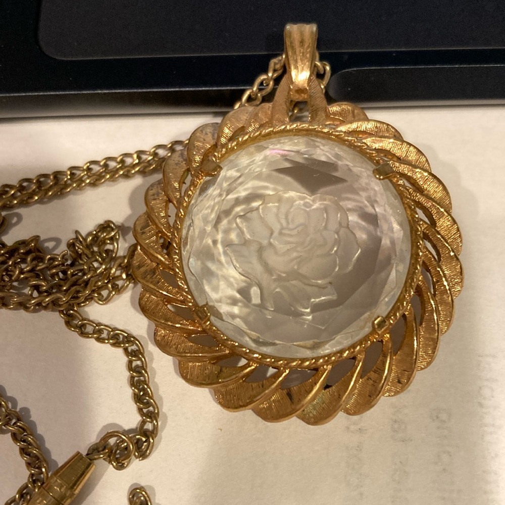 Vintage Gold Tone Intaglio Glass Rose Pendant Necklace – Engraved Floral Design